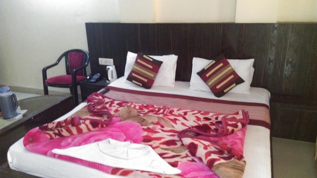 Hotel Surya Plaza New Delhi Bagian luar foto