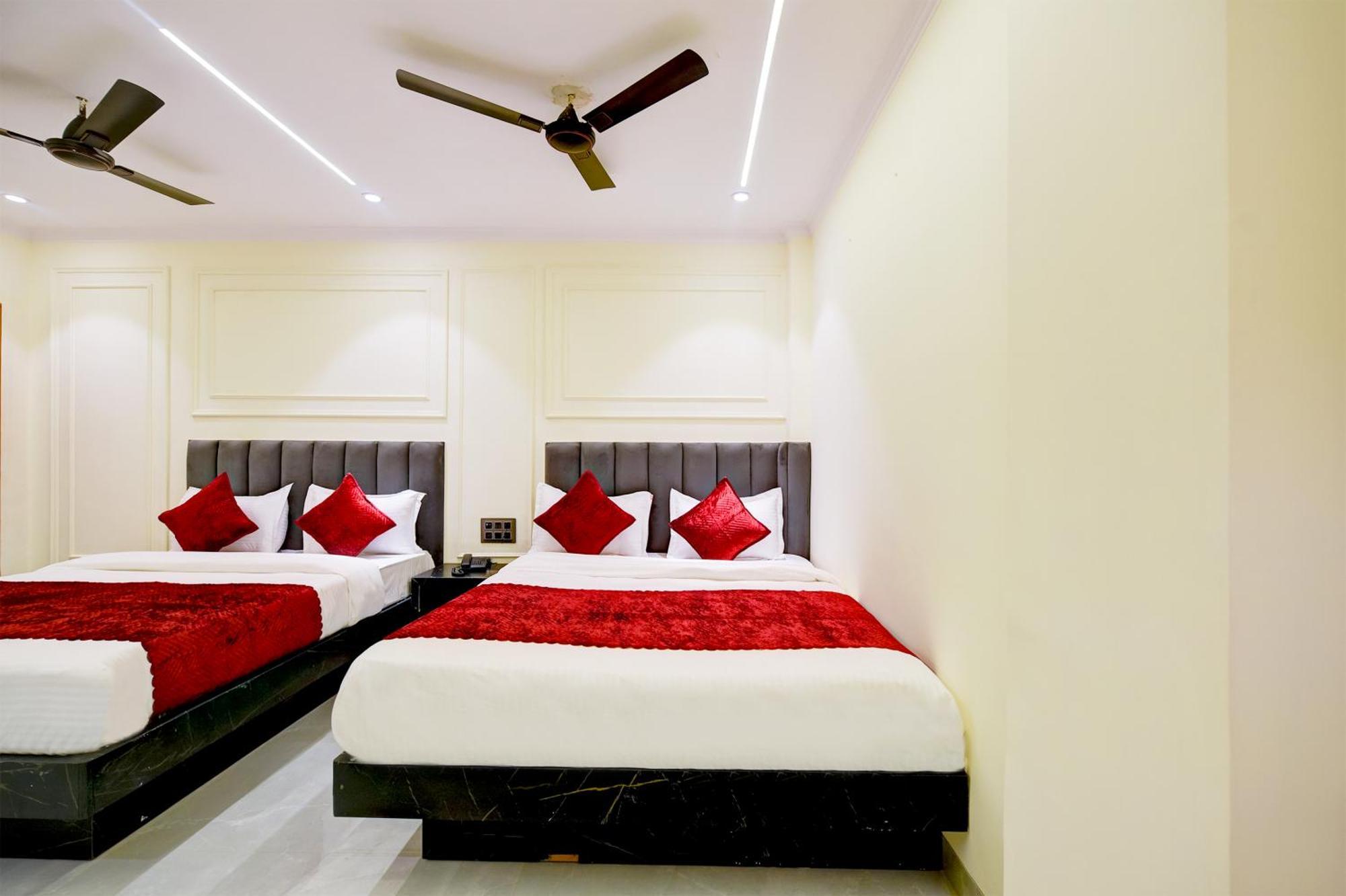 Hotel Surya Plaza New Delhi Bagian luar foto