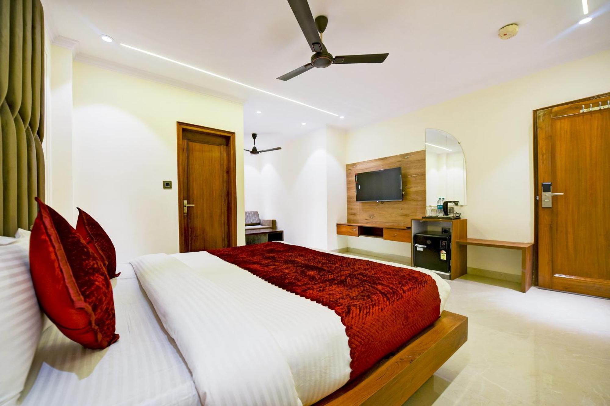 Hotel Surya Plaza New Delhi Bagian luar foto