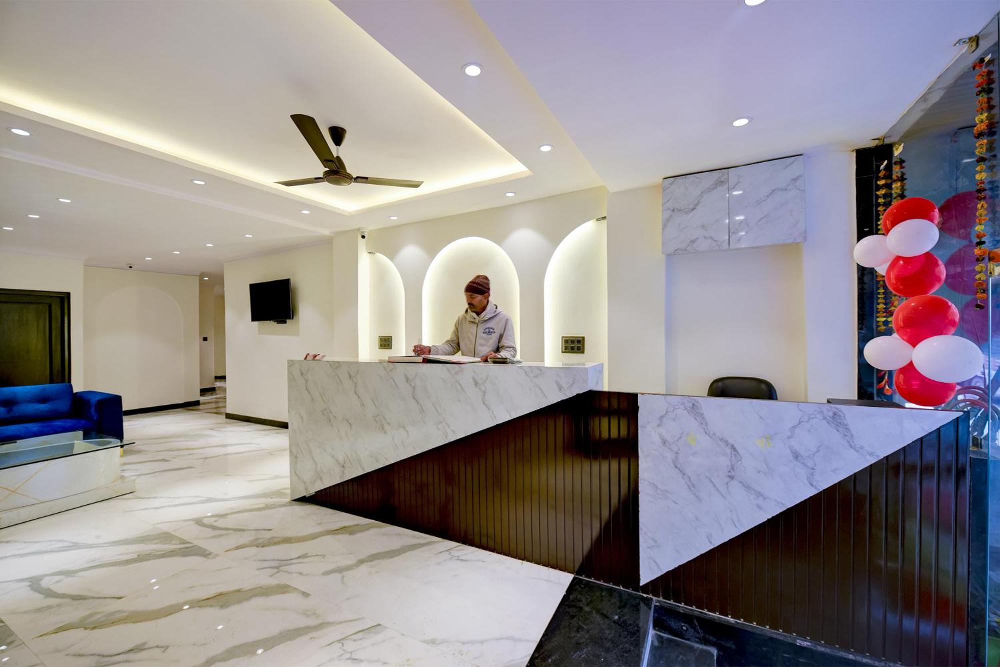 Hotel Surya Plaza New Delhi Bagian luar foto