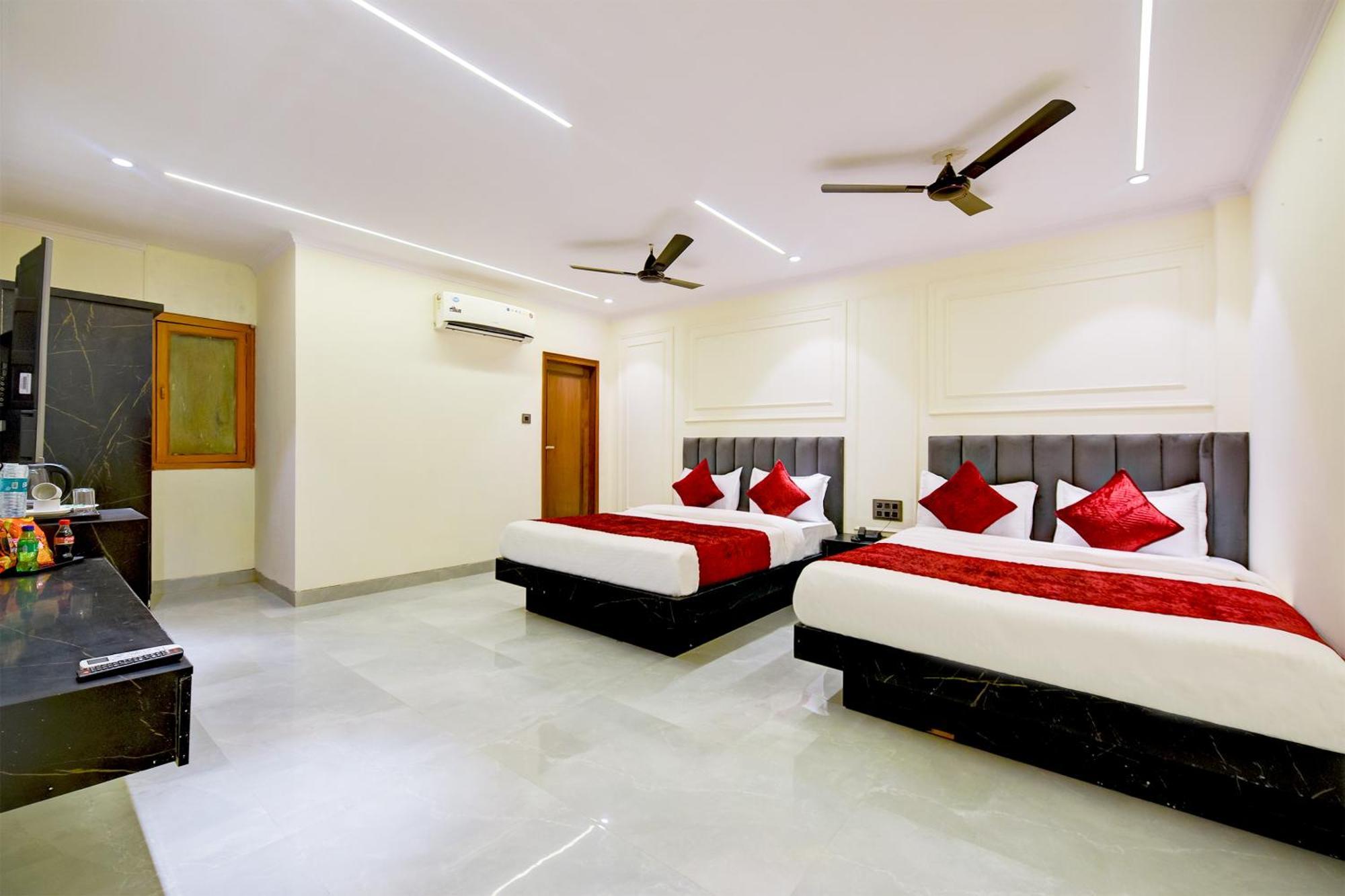 Hotel Surya Plaza New Delhi Bagian luar foto