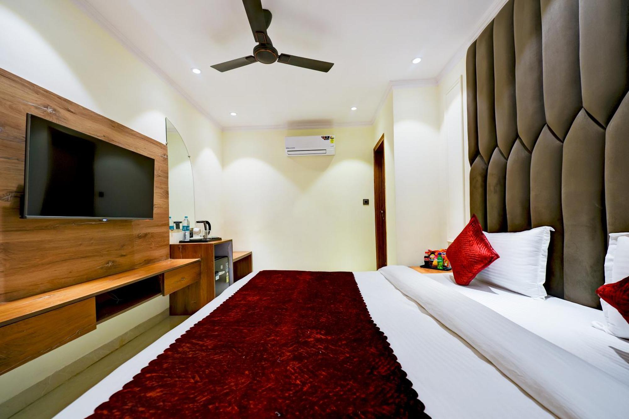 Hotel Surya Plaza New Delhi Bagian luar foto
