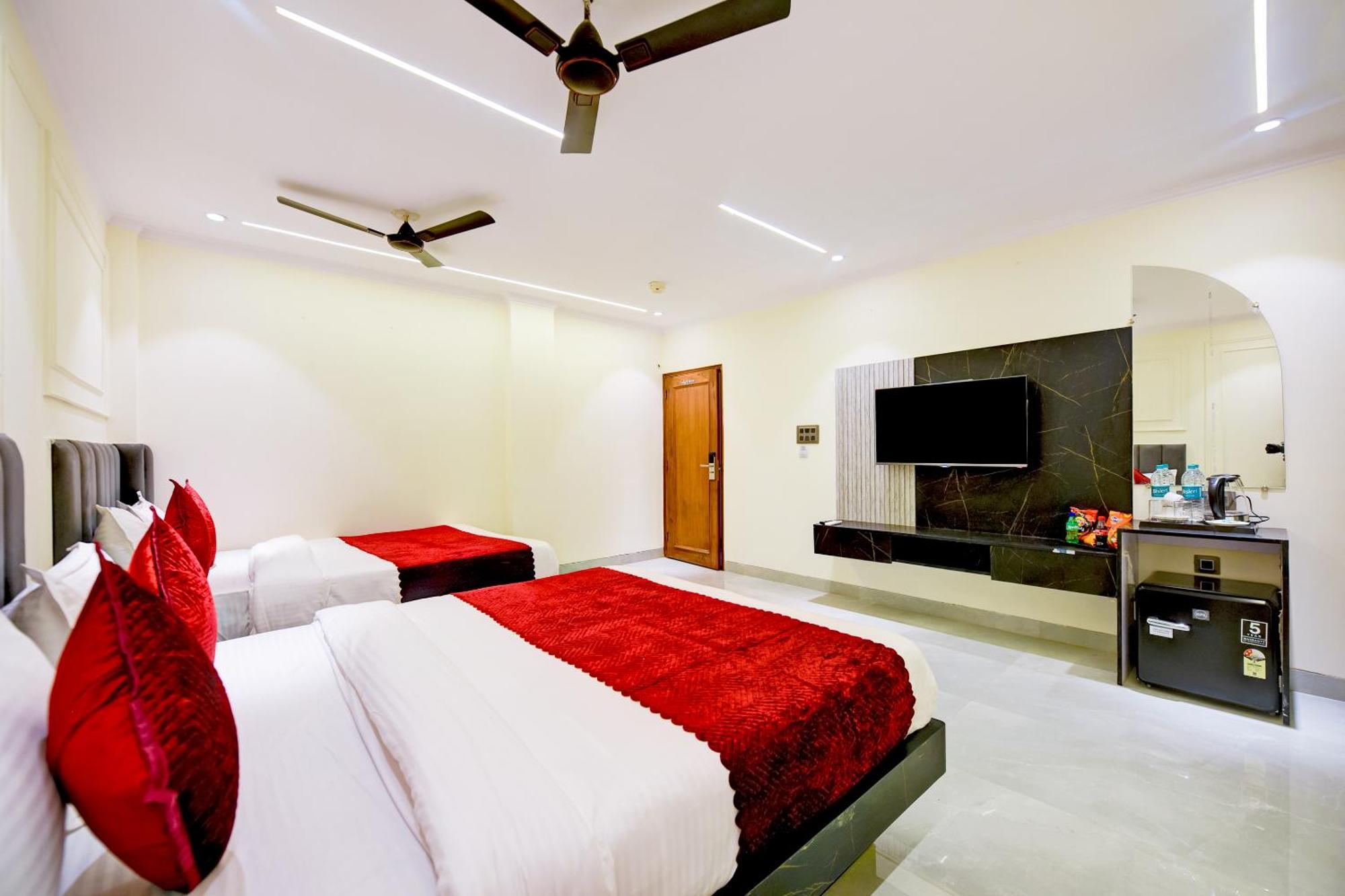 Hotel Surya Plaza New Delhi Bagian luar foto
