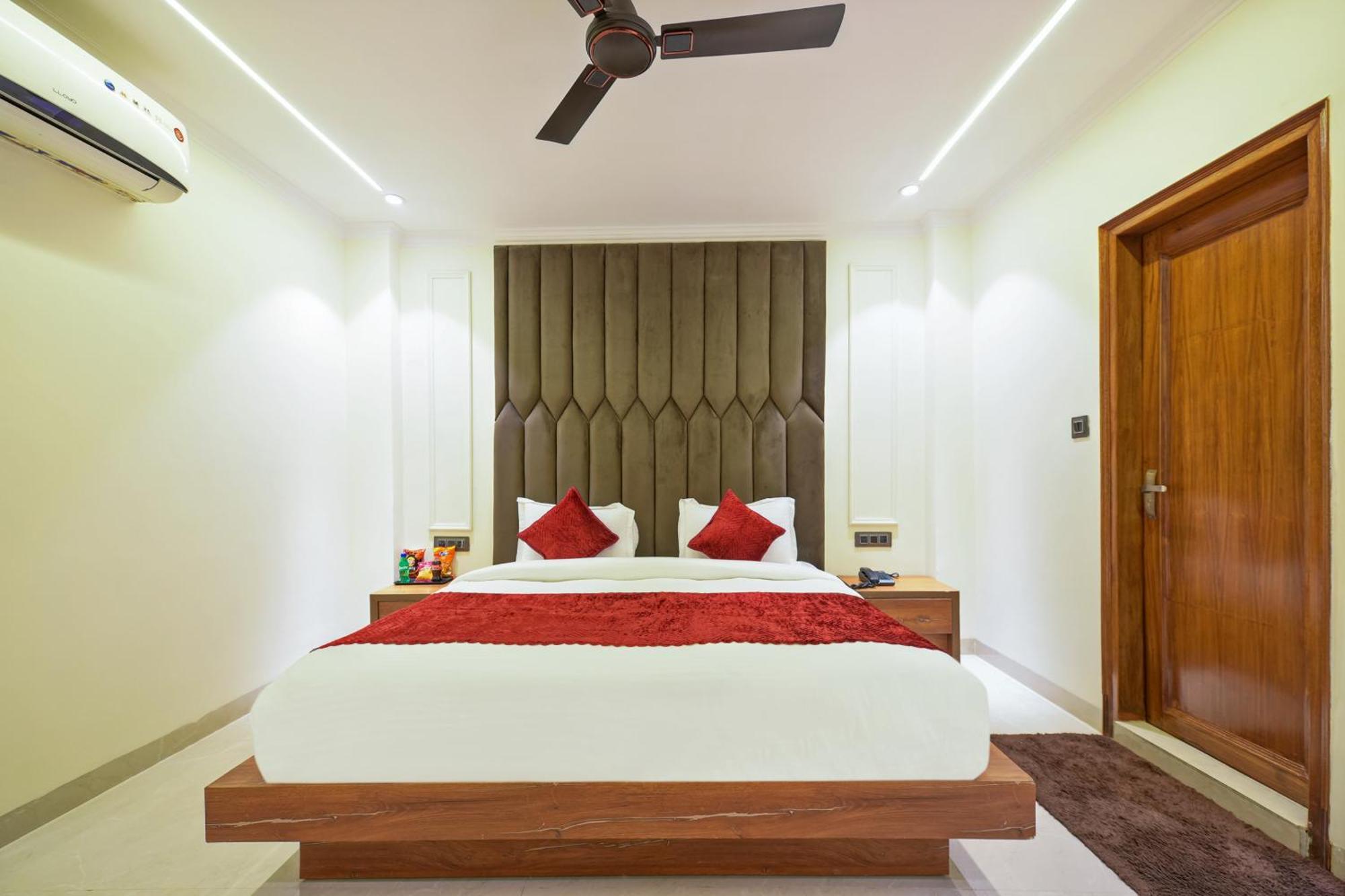 Hotel Surya Plaza New Delhi Bagian luar foto