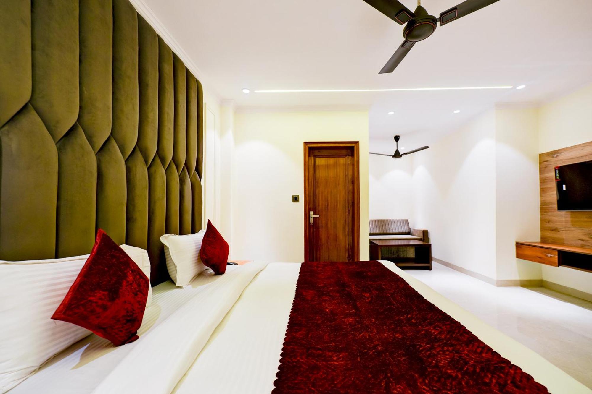 Hotel Surya Plaza New Delhi Bagian luar foto