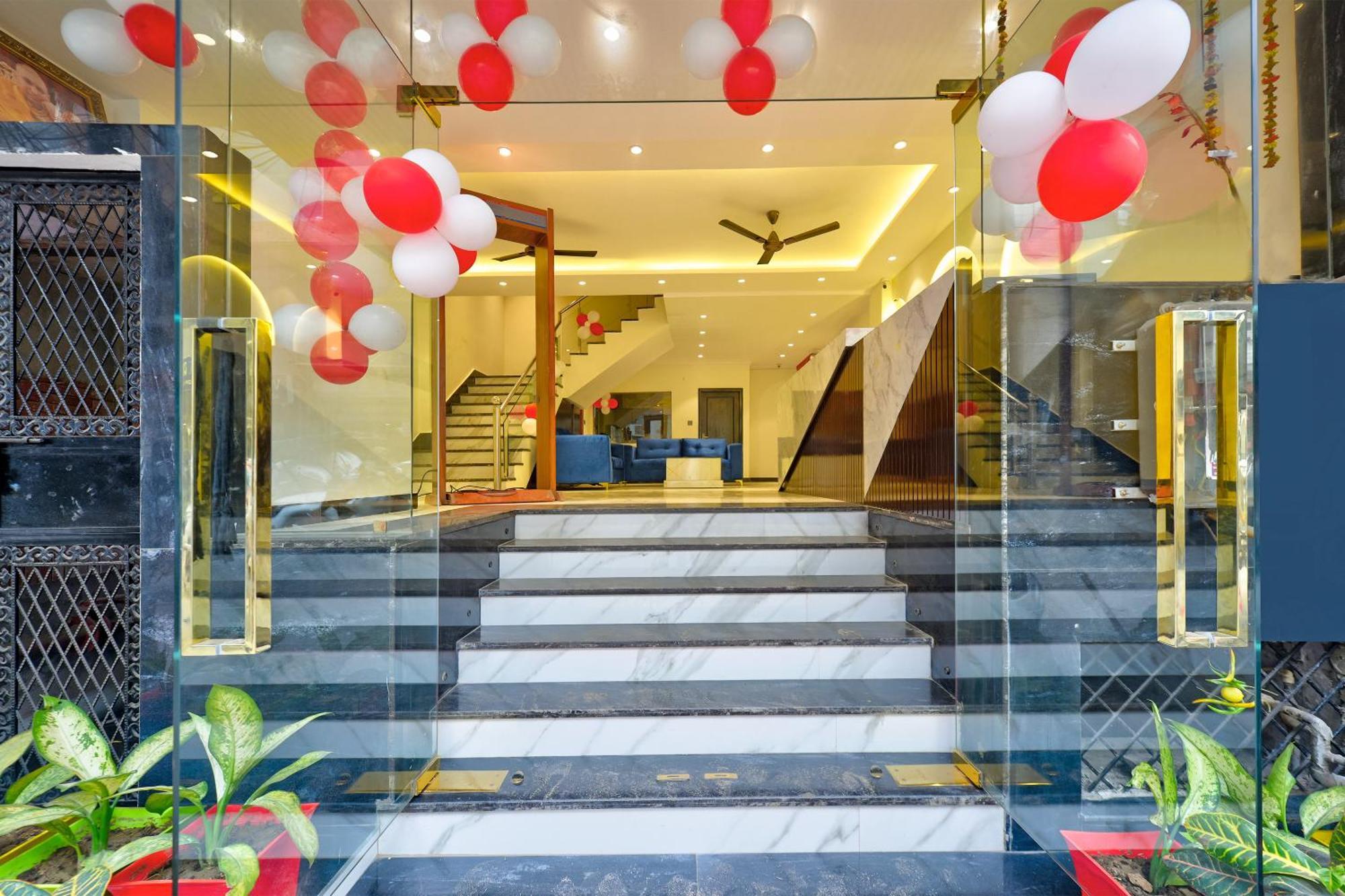Hotel Surya Plaza New Delhi Bagian luar foto