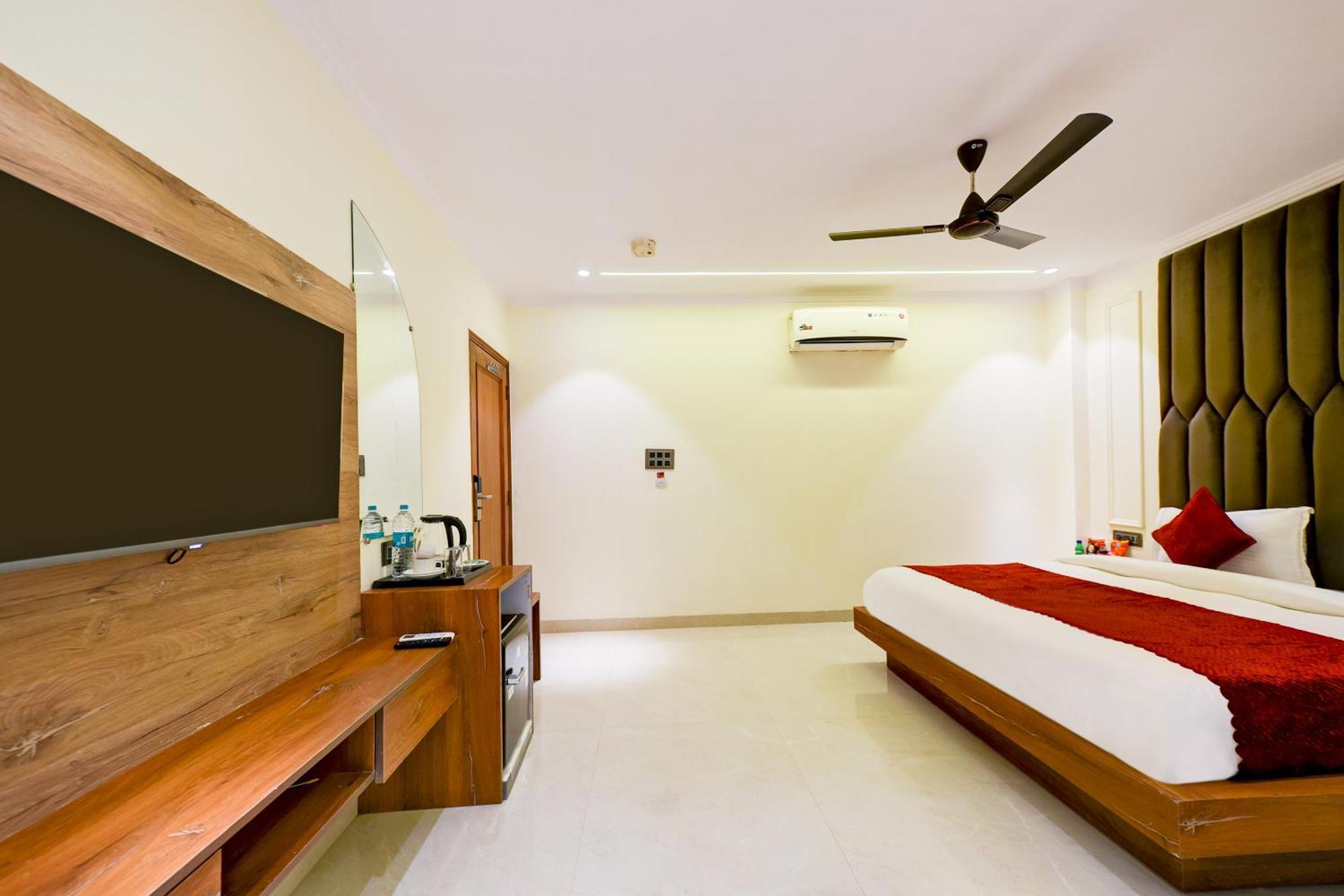 Hotel Surya Plaza New Delhi Bagian luar foto