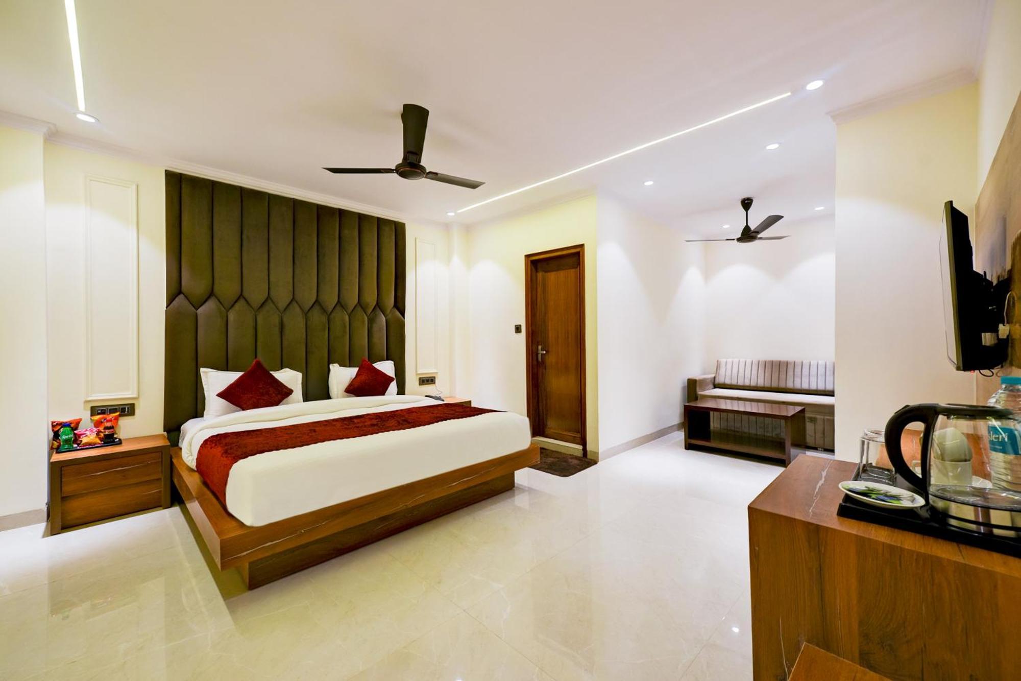 Hotel Surya Plaza New Delhi Bagian luar foto