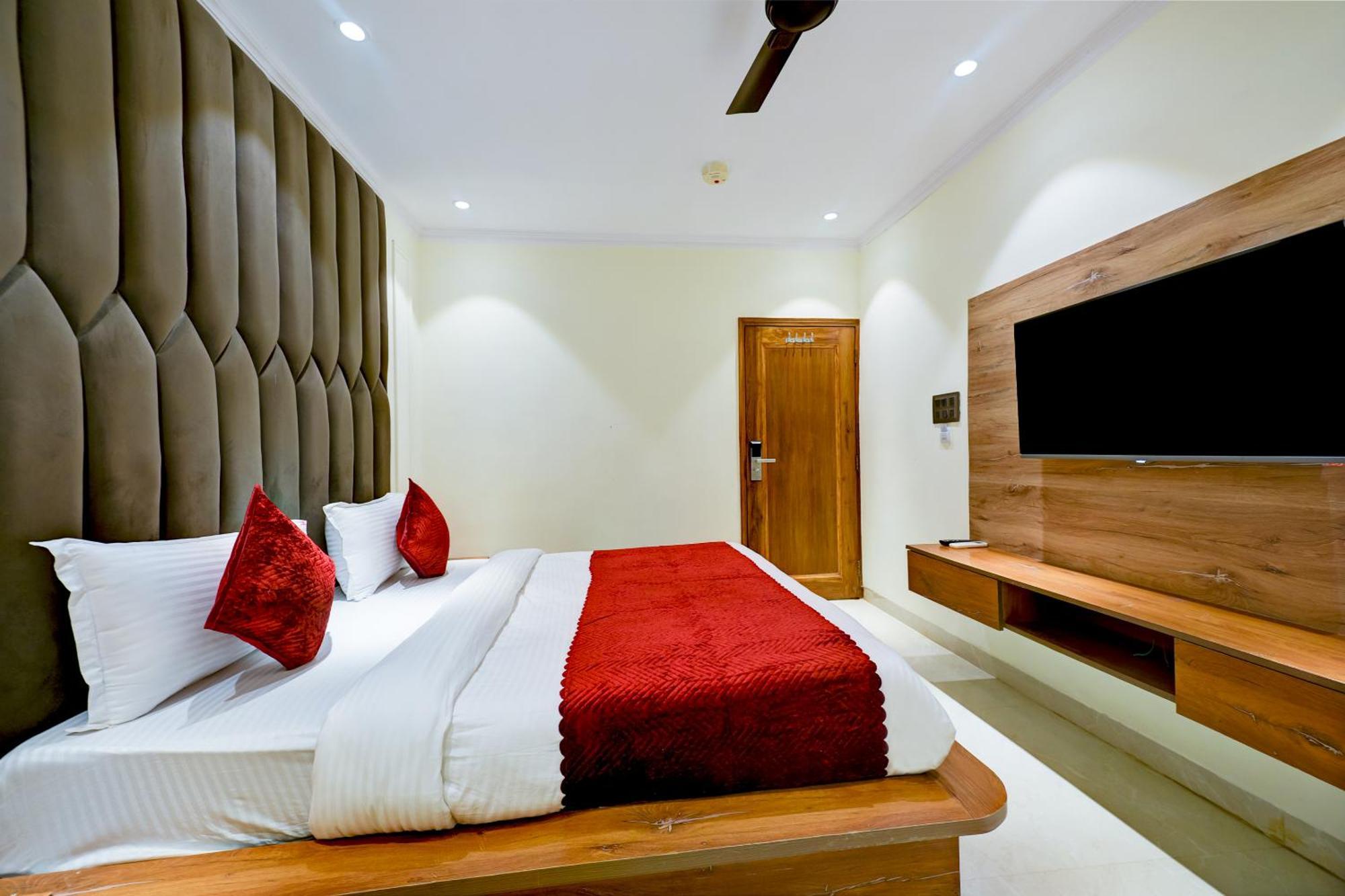 Hotel Surya Plaza New Delhi Bagian luar foto