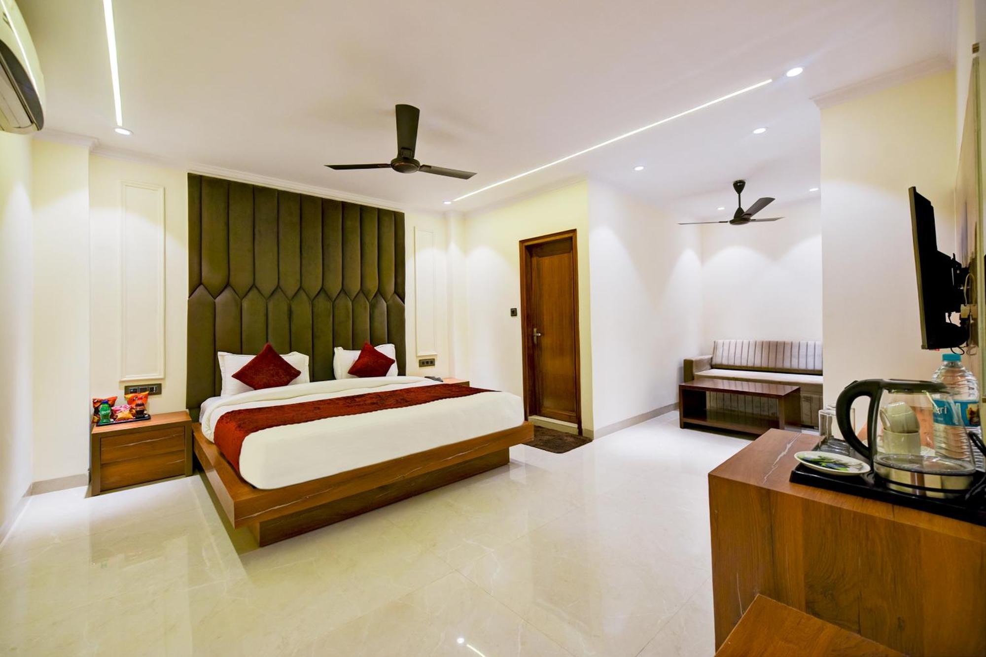Hotel Surya Plaza New Delhi Bagian luar foto