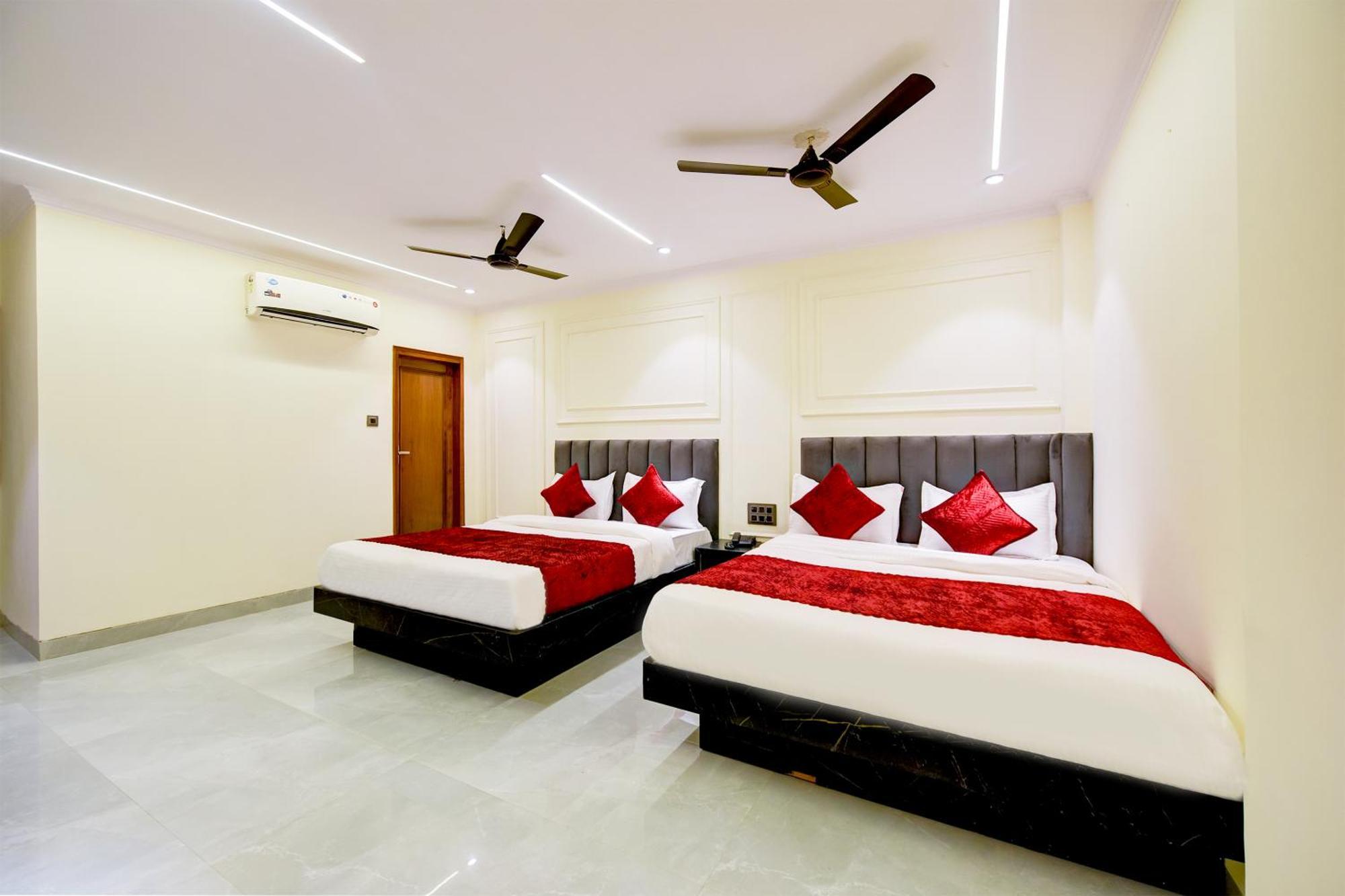 Hotel Surya Plaza New Delhi Bagian luar foto