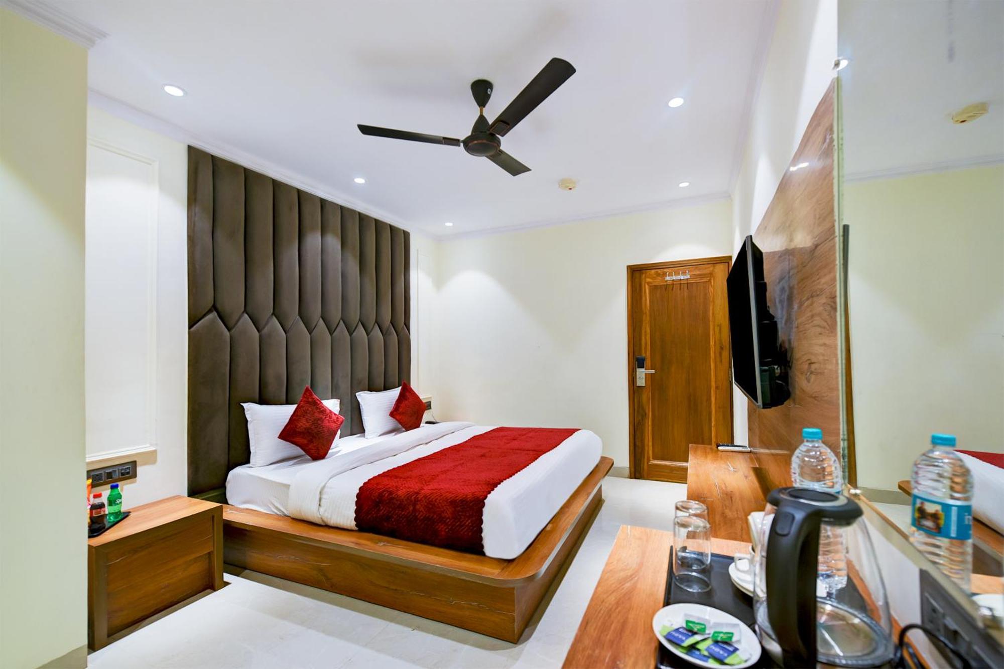 Hotel Surya Plaza New Delhi Bagian luar foto