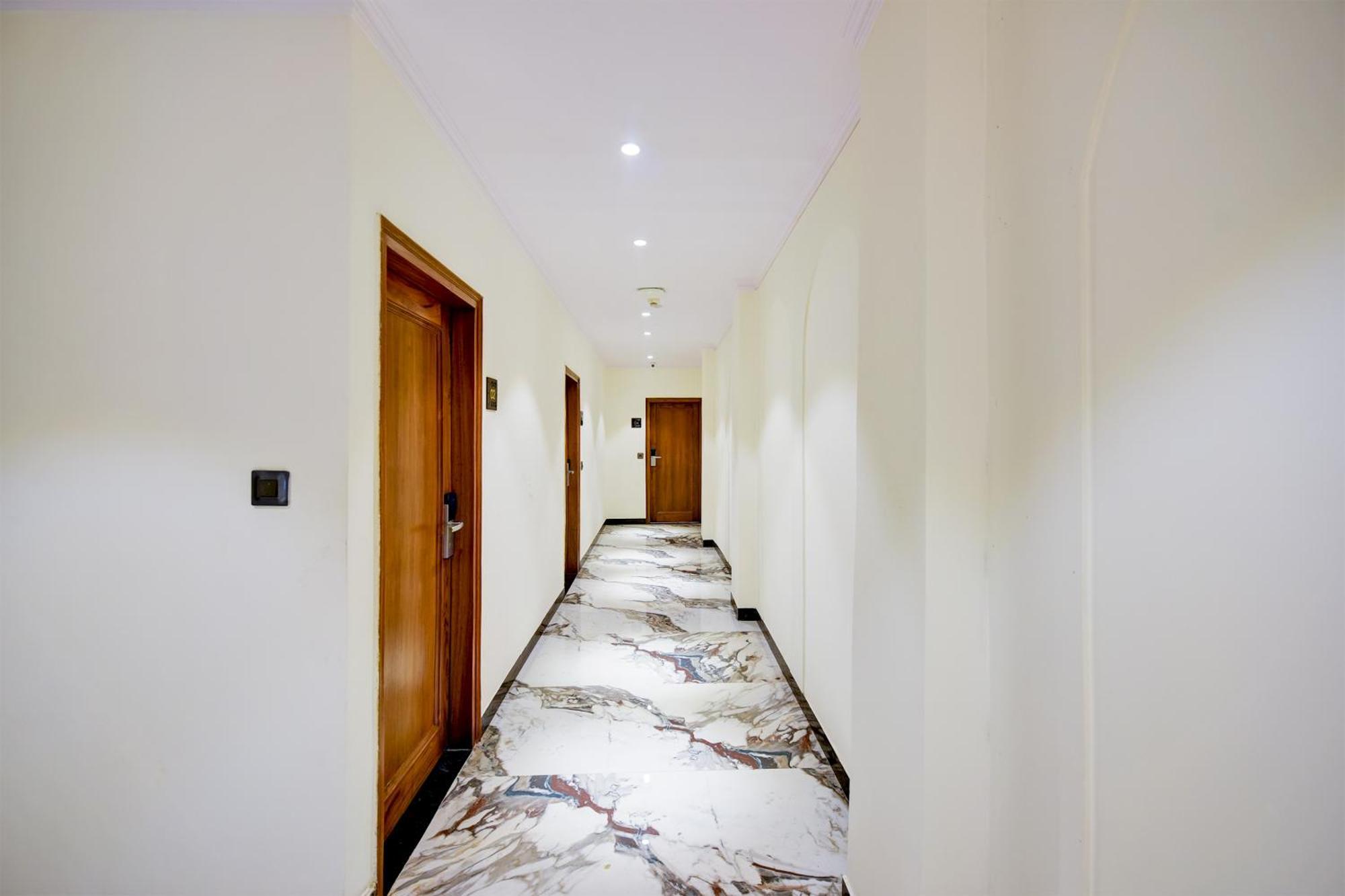 Hotel Surya Plaza New Delhi Bagian luar foto