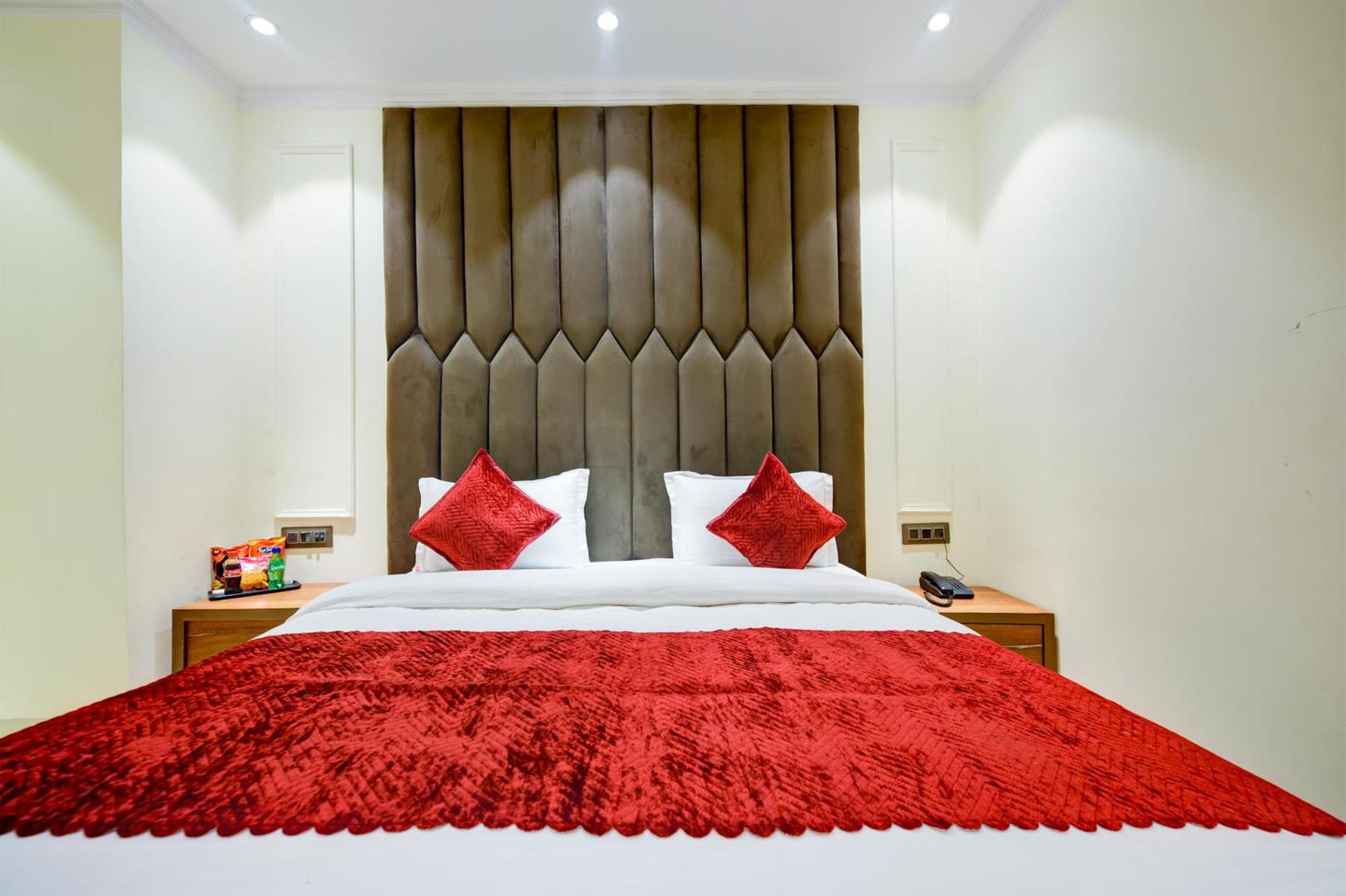 Hotel Surya Plaza New Delhi Bagian luar foto