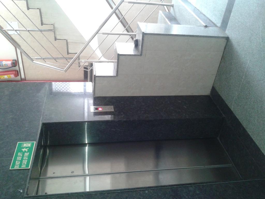 Hotel Surya Plaza New Delhi Bagian luar foto