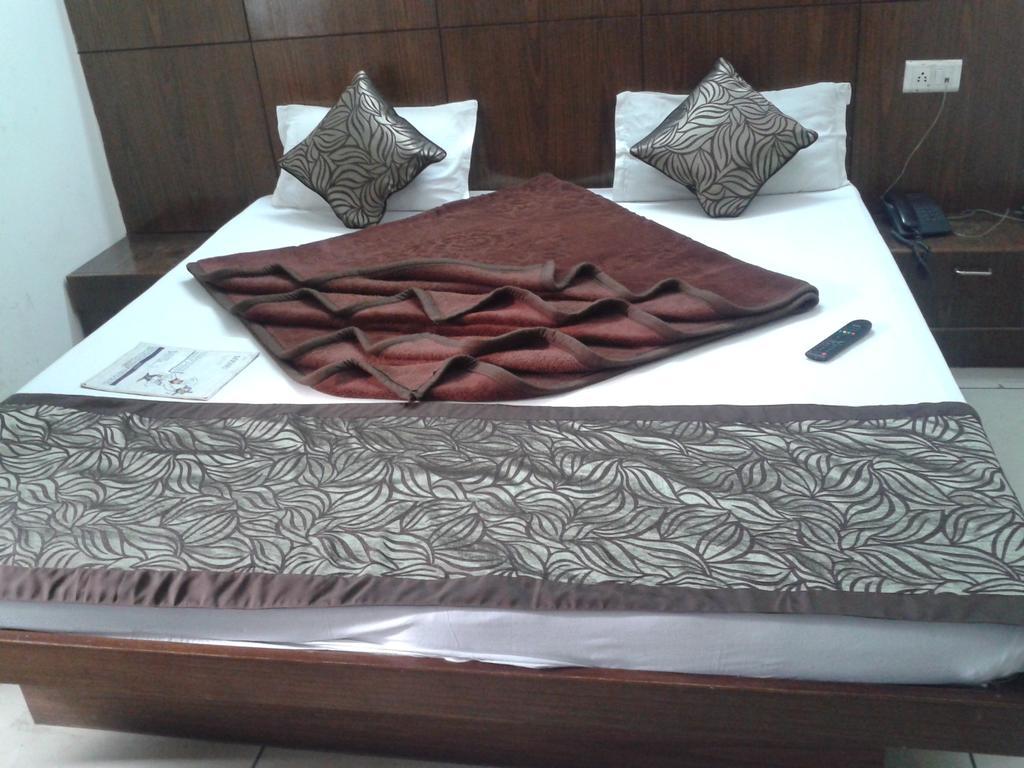 Hotel Surya Plaza New Delhi Bagian luar foto