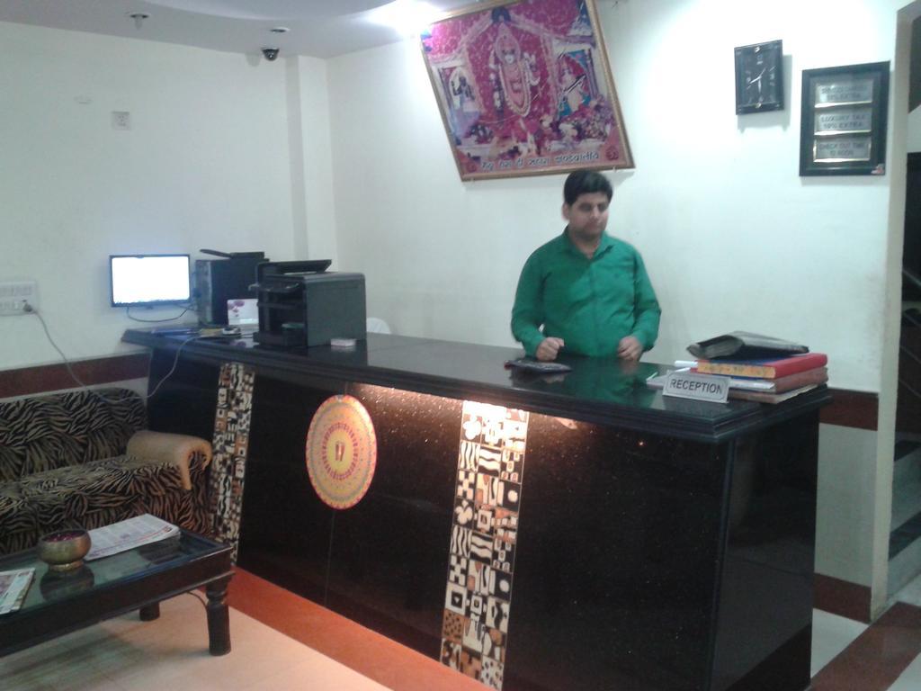 Hotel Surya Plaza New Delhi Bagian luar foto