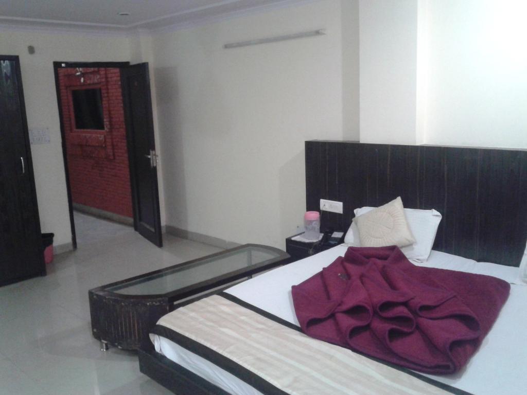 Hotel Surya Plaza New Delhi Bagian luar foto