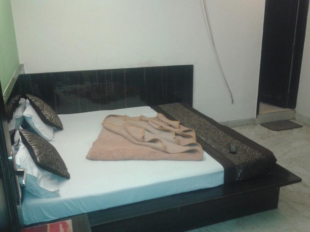 Hotel Surya Plaza New Delhi Bagian luar foto