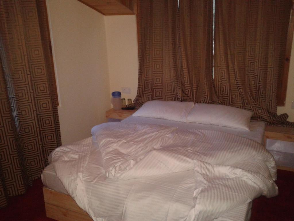 Hotel Surya Plaza New Delhi Bagian luar foto