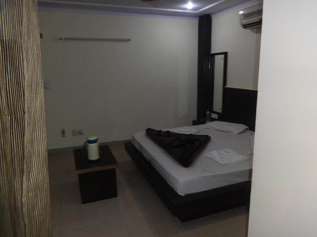 Hotel Surya Plaza New Delhi Bagian luar foto