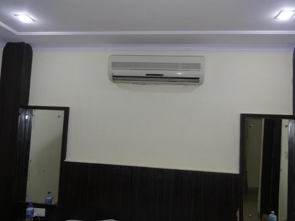 Hotel Surya Plaza New Delhi Bagian luar foto
