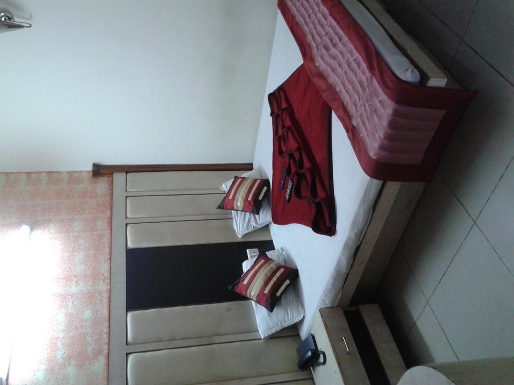 Hotel Surya Plaza New Delhi Bagian luar foto