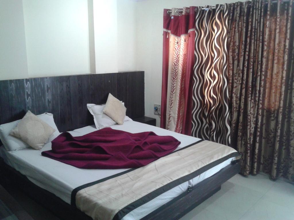 Hotel Surya Plaza New Delhi Bagian luar foto