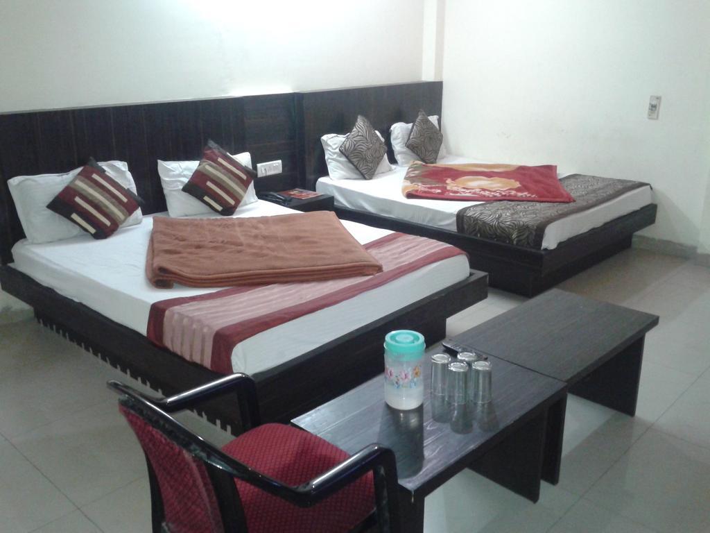Hotel Surya Plaza New Delhi Ruang foto