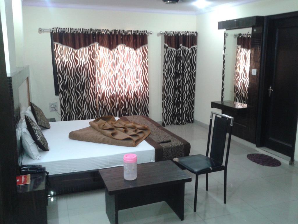 Hotel Surya Plaza New Delhi Bagian luar foto