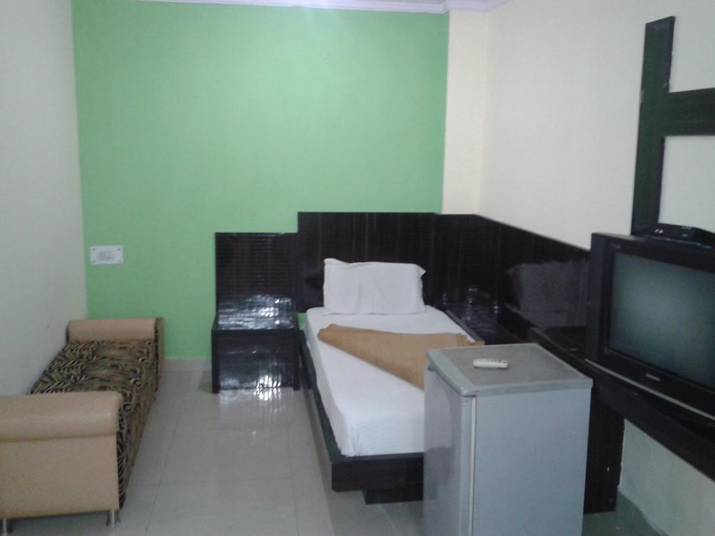 Hotel Surya Plaza New Delhi Bagian luar foto