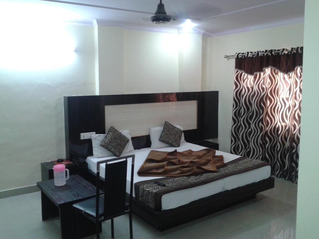 Hotel Surya Plaza New Delhi Bagian luar foto